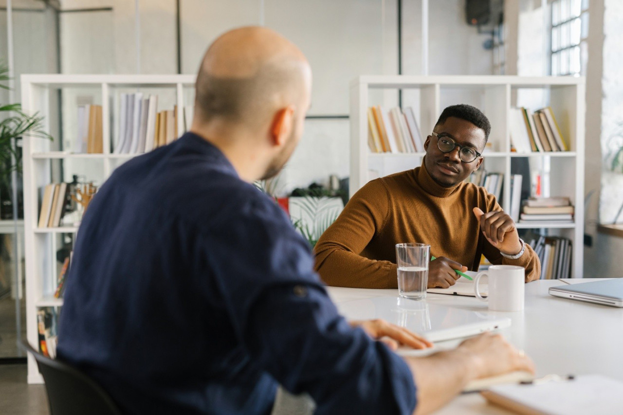HR professional conducting a workplace investigation interview with an employee